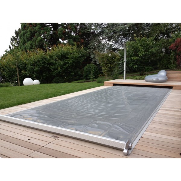 Couverture isolante enroulable pour spa de nage ou piscine encastrée